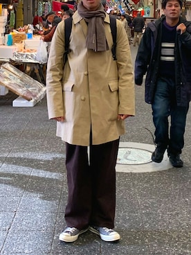 「チャックテイラー」｜「アイテム（ステンカラーコート）」を使った、牛たたき¥280さん（メンズ・170cm）の冬コーディネート