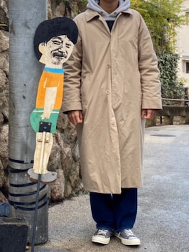 「チャックテイラー」｜「アイテム（ステンカラーコート）」を使った、牛たたき¥280さん（メンズ・170cm）の春コーディネート