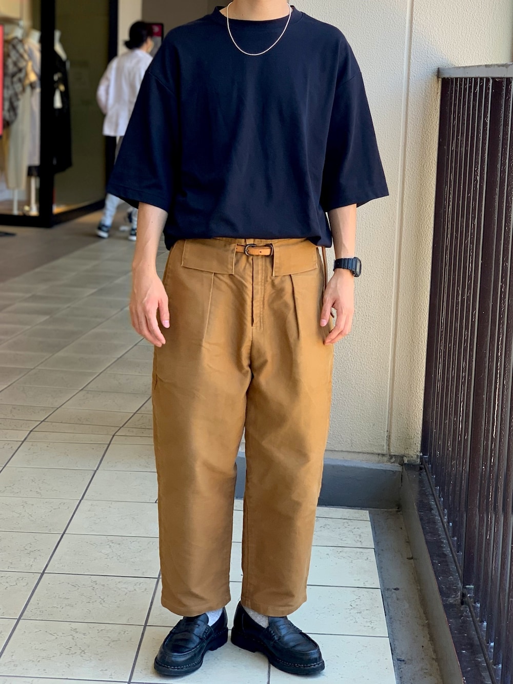 「シンプルコーデ、休日スタイル、エアリズムコットンオーバーサイズTシャツ(５分袖)、UNIQLO、パラブーツ、ランス、タックイン、プチプラ、カジュアル」｜「UNIQLOのエアリズムコットンオーバーサイズTシャツ（5分袖）（Tシャツ/カットソー、ブラック系）」を使った、牛たたき¥280さん（メンズ・170cm）の夏コーディネートの1枚目の写真