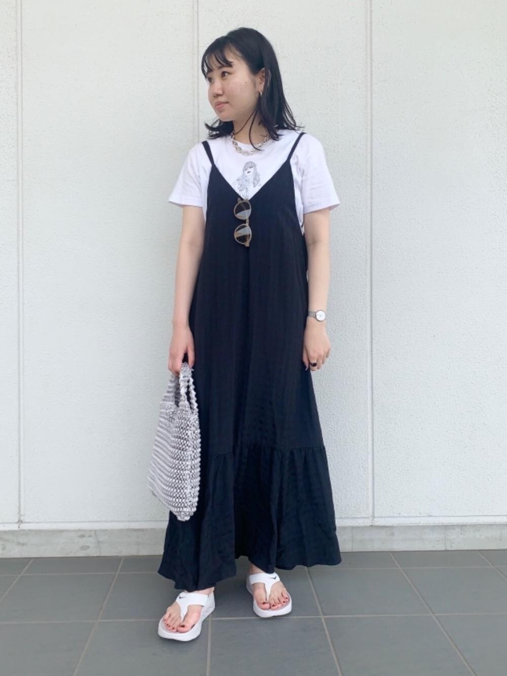 ホワイト系のサンダル、その他のワンピース、その他のTシャツ/カットソーを着用したレディースの夏コーディネートの1枚目の写真