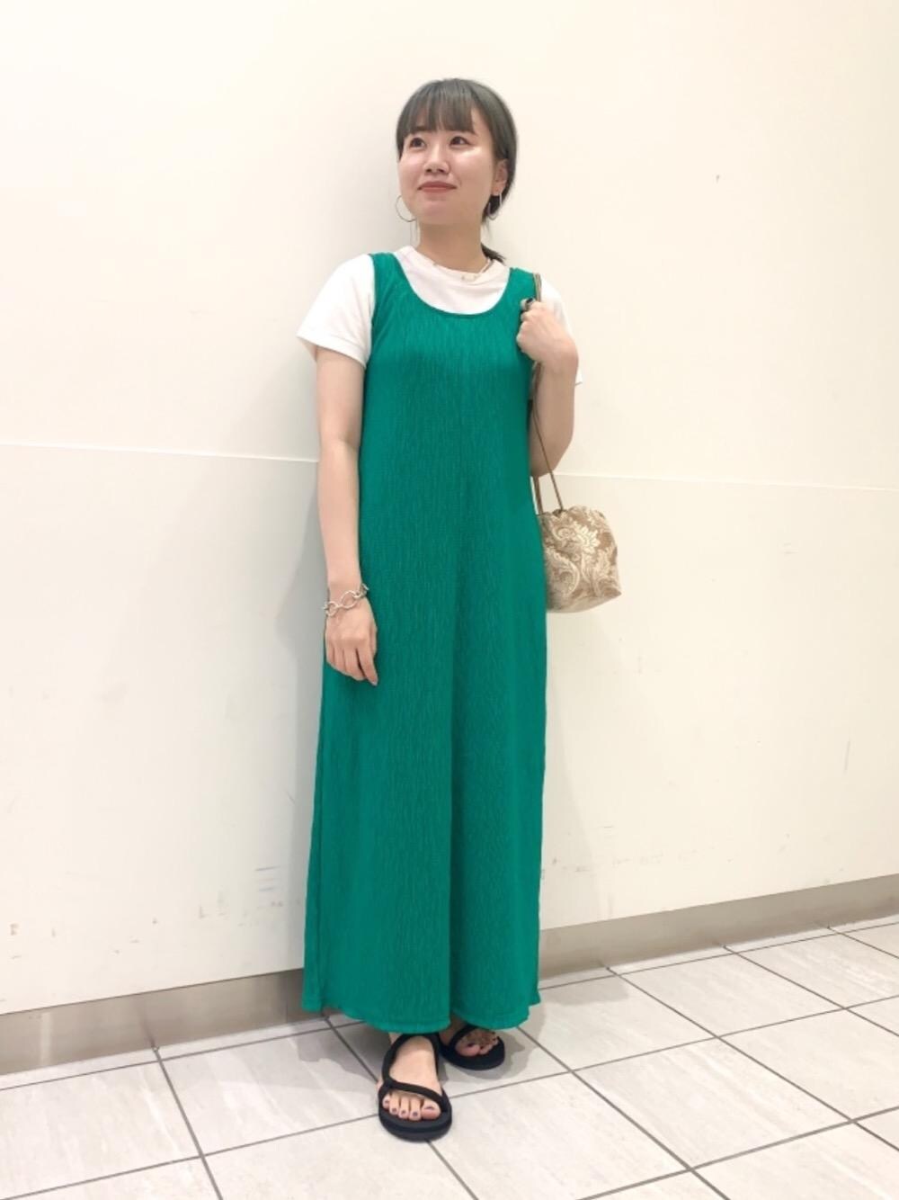 ホワイト系のTシャツ/カットソー、グリーン系のワンピース、ベージュ系のショルダーバッグを着用したレディースの夏コーディネートの1枚目の写真