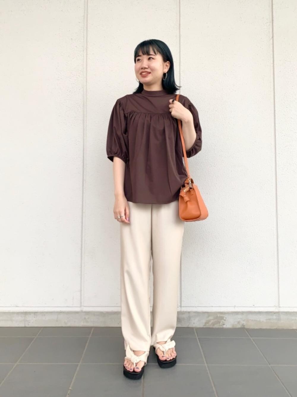 ホワイト系のサンダル、オレンジ系のショルダーバッグ、ベージュ系のその他パンツを着用したレディースの夏コーディネートの1枚目の写真