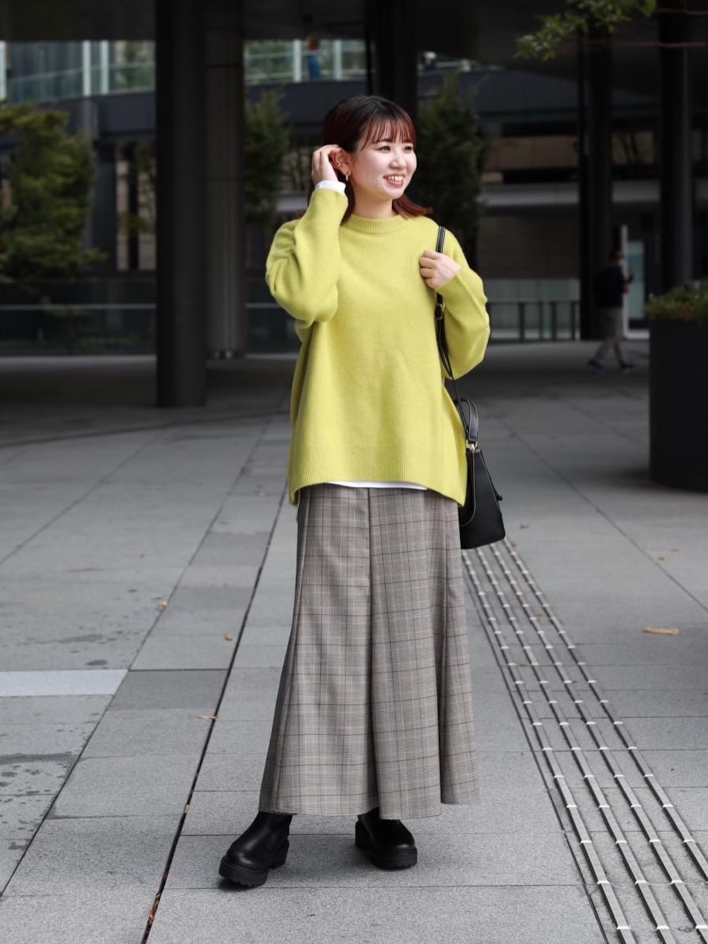 ブラック系のブーツ、ホワイト系のTシャツ/カットソー、ブラック系のショルダーバッグを着用したレディースの秋コーディネートの1枚目の写真