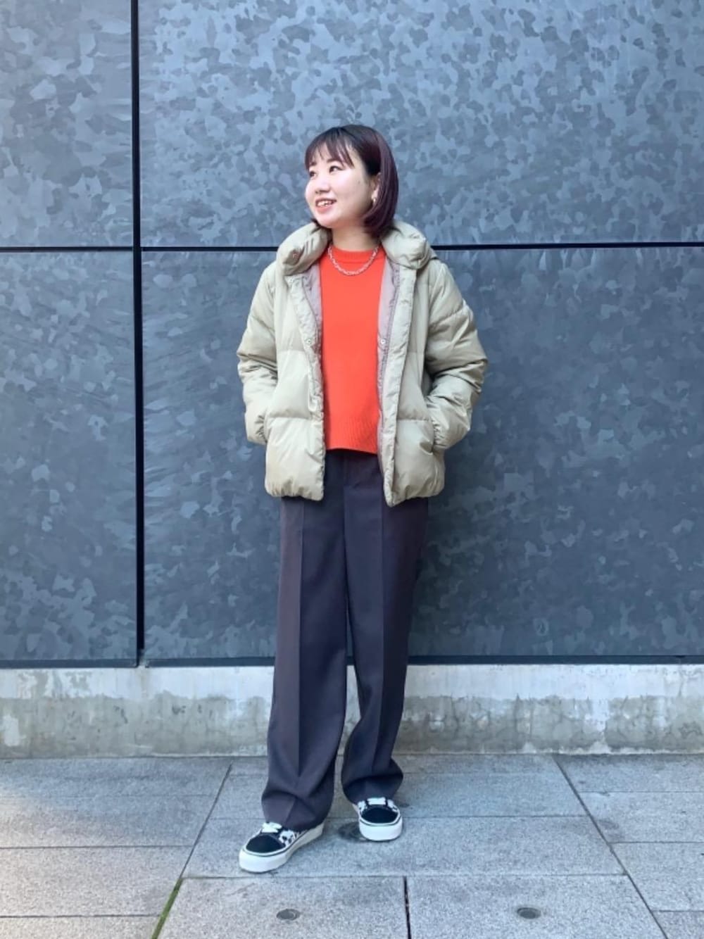 その他のスニーカー、グレー系のその他パンツ、オレンジ系のニット/セーターを着用したレディースの冬コーディネートの1枚目の写真