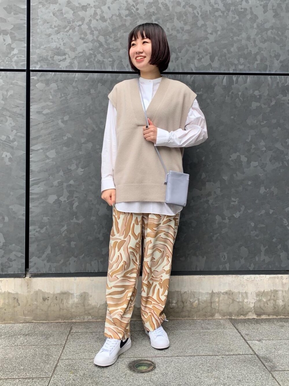 ホワイト系のシャツ/ブラウス、ホワイト系のその他パンツ、ホワイト系のスニーカーを着用したレディースの冬コーディネートの1枚目の写真