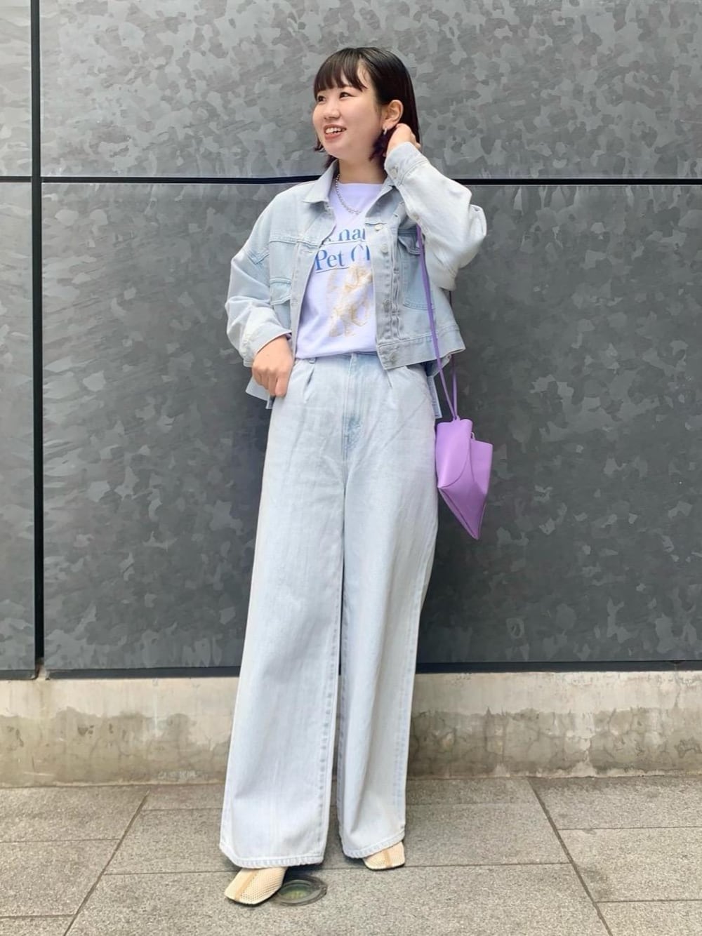 ホワイト系のTシャツ/カットソー、ベージュ系のパンプス、パープル系のハンドバッグを着用したレディースの冬コーディネートの1枚目の写真