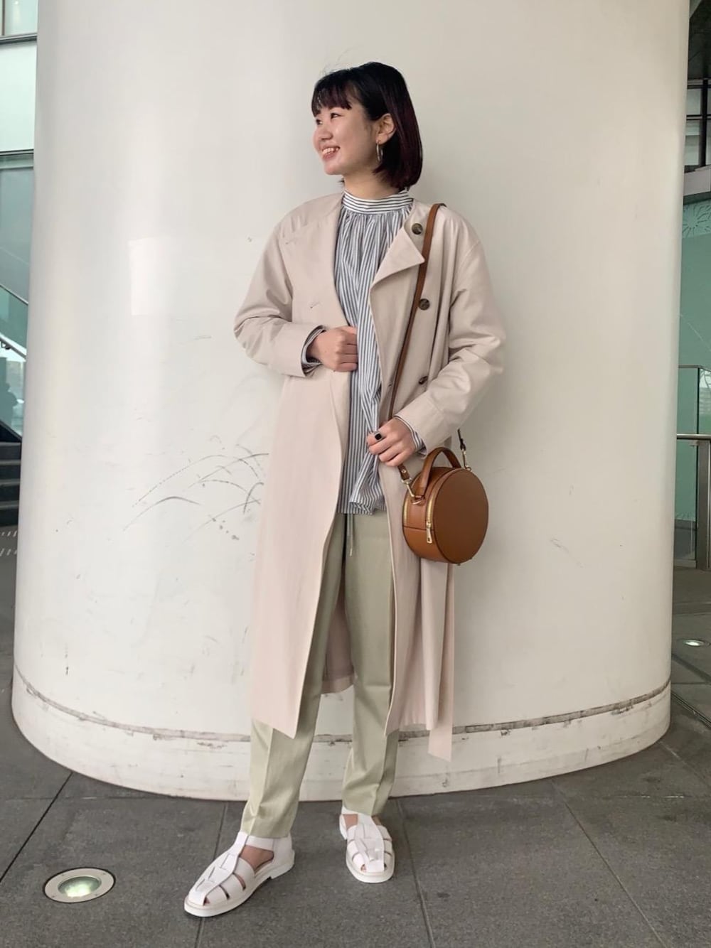 グリーン系のその他パンツ、その他のシャツ/ブラウス、ホワイト系のサンダルを着用したレディースの冬コーディネートの1枚目の写真