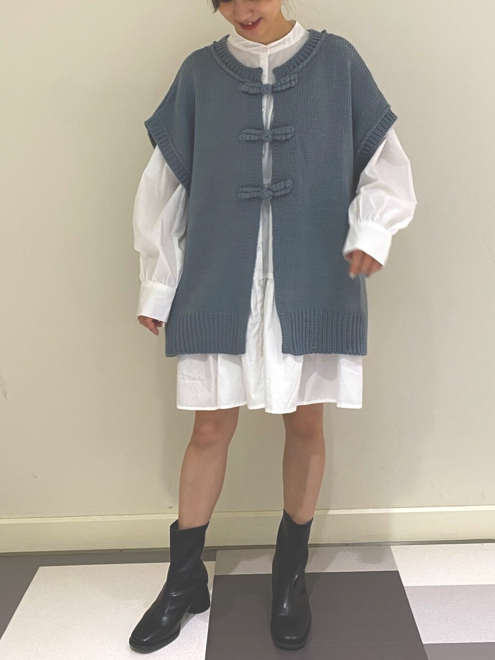 「秋コーデ、秋服、低身長、低身長コーデ、ニットベスト、くすみブルー、ショートブーツ、チュニック、ラクチンコーデ、チャイナ」｜「AS KNOW AS PINKYのチャイナなニットベスト（ベスト、ブルー系）」を使った、miyuさん（レディース・152cm）の秋コーディネートの1枚目の写真