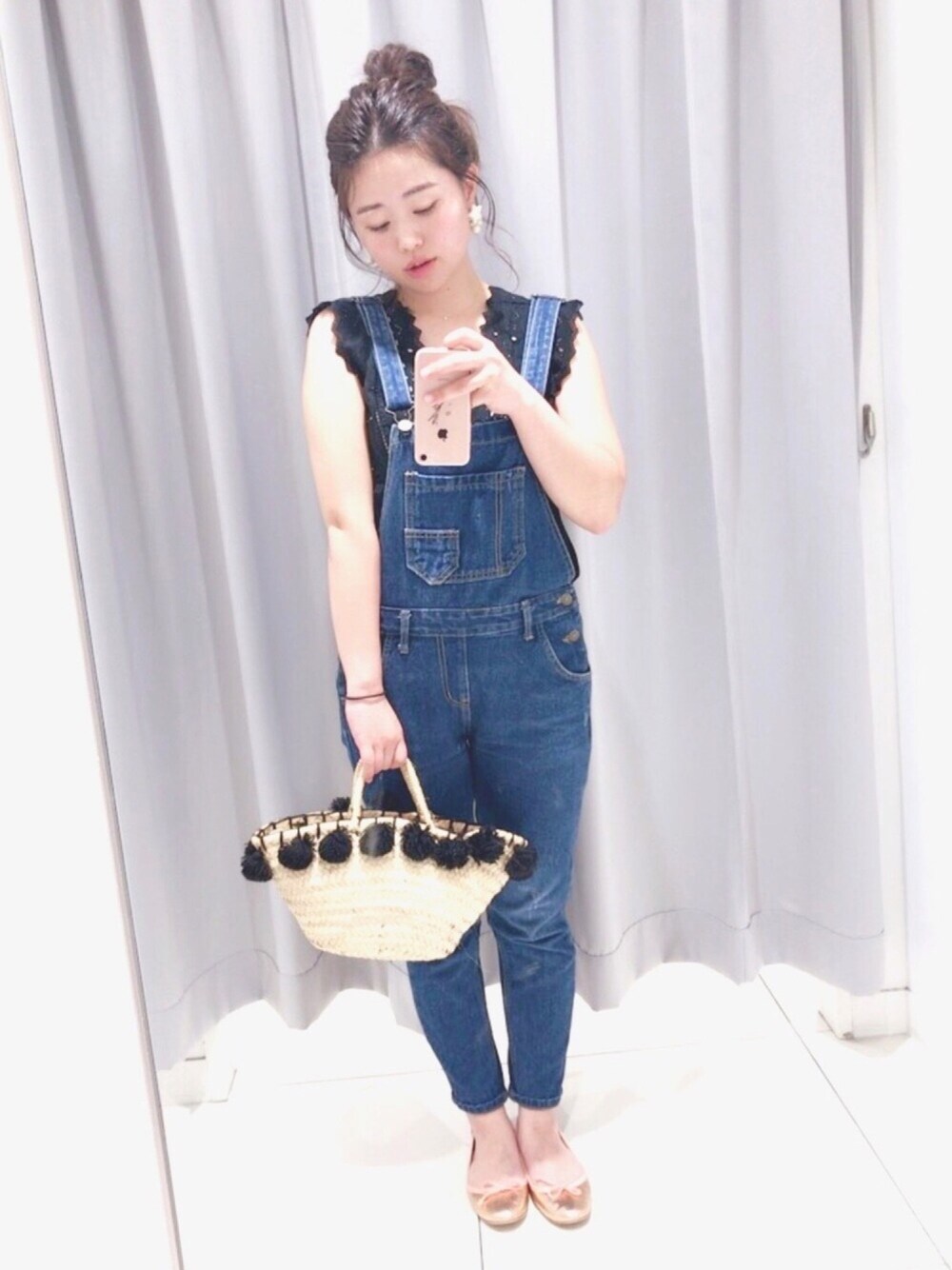 「ブラウス、ブラウス狂、オーバーオール、バレエシューズ、お団子ヘアー、毎日暑い〜、かごバッグ」｜「DHOLICのアイテム（サロペット/オーバーオール、ブルー系）」を使った、chiさん（レディース・157cm）の夏コーディネートの1枚目の写真