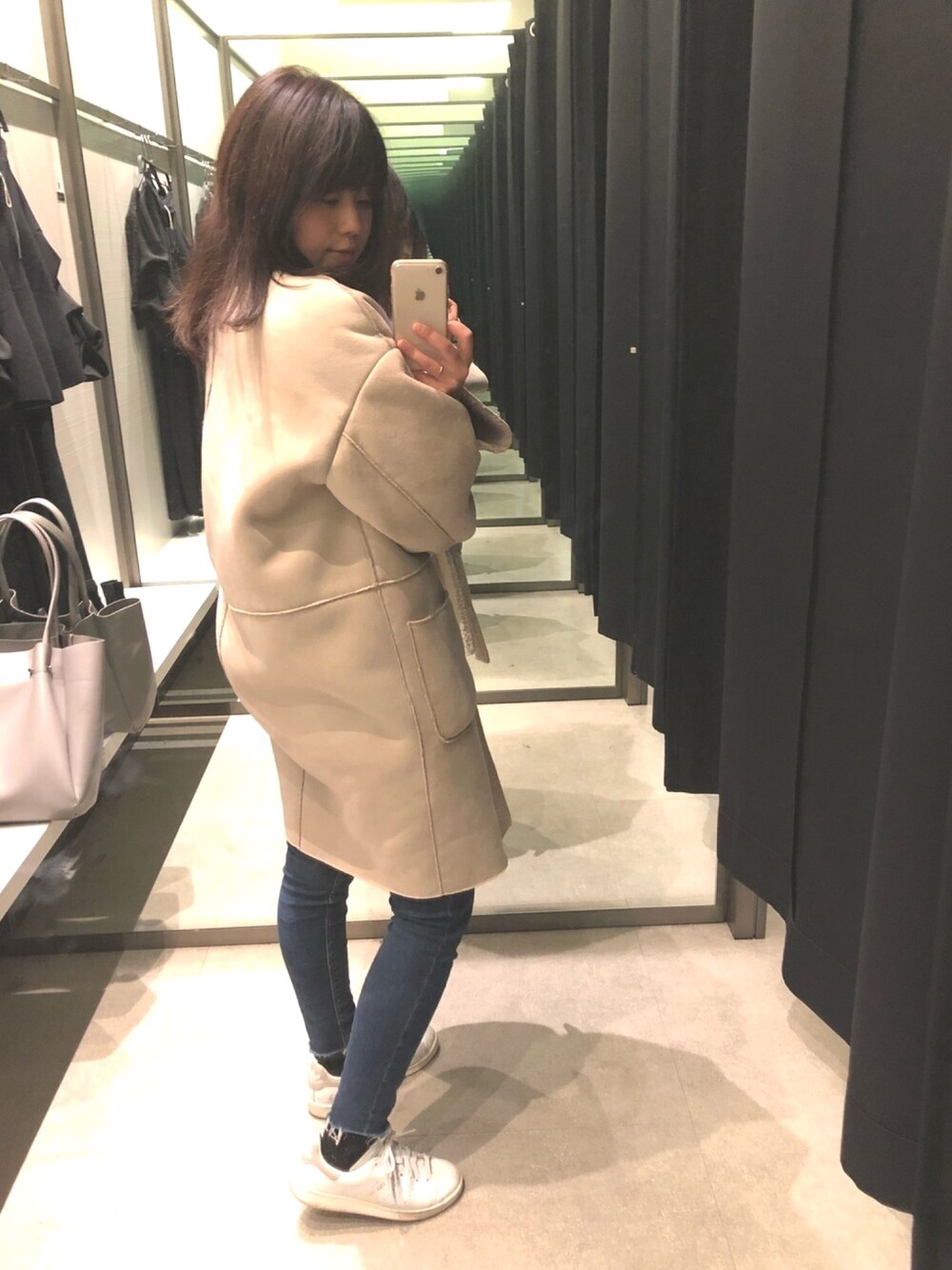 「ボアコート、ミラオーウウェン、Mila Owen、ZARA、デニム、デニム×スニーカー、アディダス、スタンスミス、stan smith、adidas」｜「Mila Owenのフェイクムートンコート（ムートンコート、ホワイト系）」を使った、chiさん（レディース・157cm）の秋コーディネートの1枚目の写真