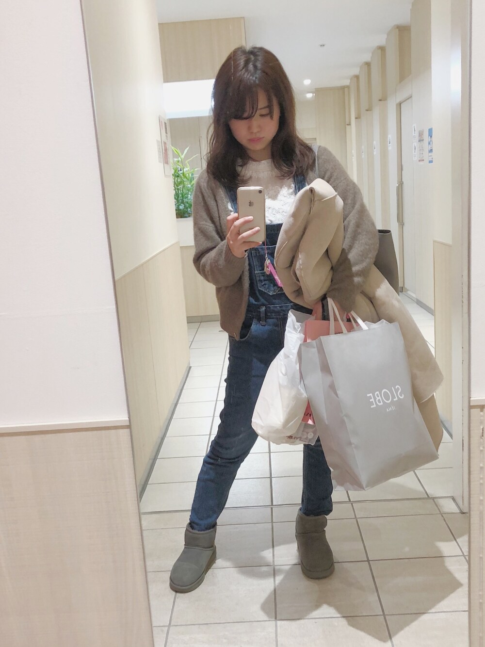 「UGG、サロペット、オーバーオール、ZARA、ブラウス、爆買いの中国人風、系統定まってない系女子、寒すぎる、春服着たい、SLOBE IENA」｜「Mila Owenのフェイクムートンコート（ムートンコート、ホワイト系）」を使った、chiさん（レディース・157cm）の冬コーディネートの1枚目の写真