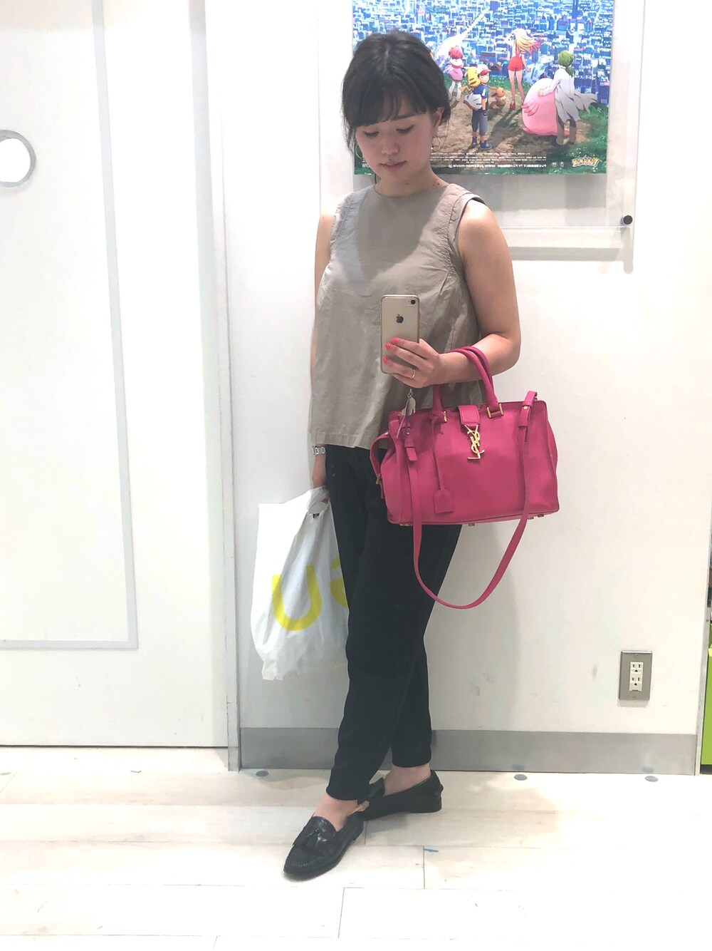 「ブラウス、ブラウス狂、UNIQLO、ローファー、きれいめカジュアル、Yevs saint laurent、夏コーデ、ユニクロ、ジョガーパンツ、ベージュ×ネイビー」｜「MULLERのアイテム（シャツ/ブラウス、ベージュ系）」を使った、chiさん（レディース・157cm）の夏コーディネートの1枚目の写真