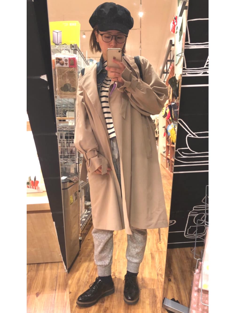 ベージュ系のバックパック/リュック、ブルー系のデニムジャケット、ベージュ系のその他トップスを着用したレディースの秋コーディネートの1枚目の写真