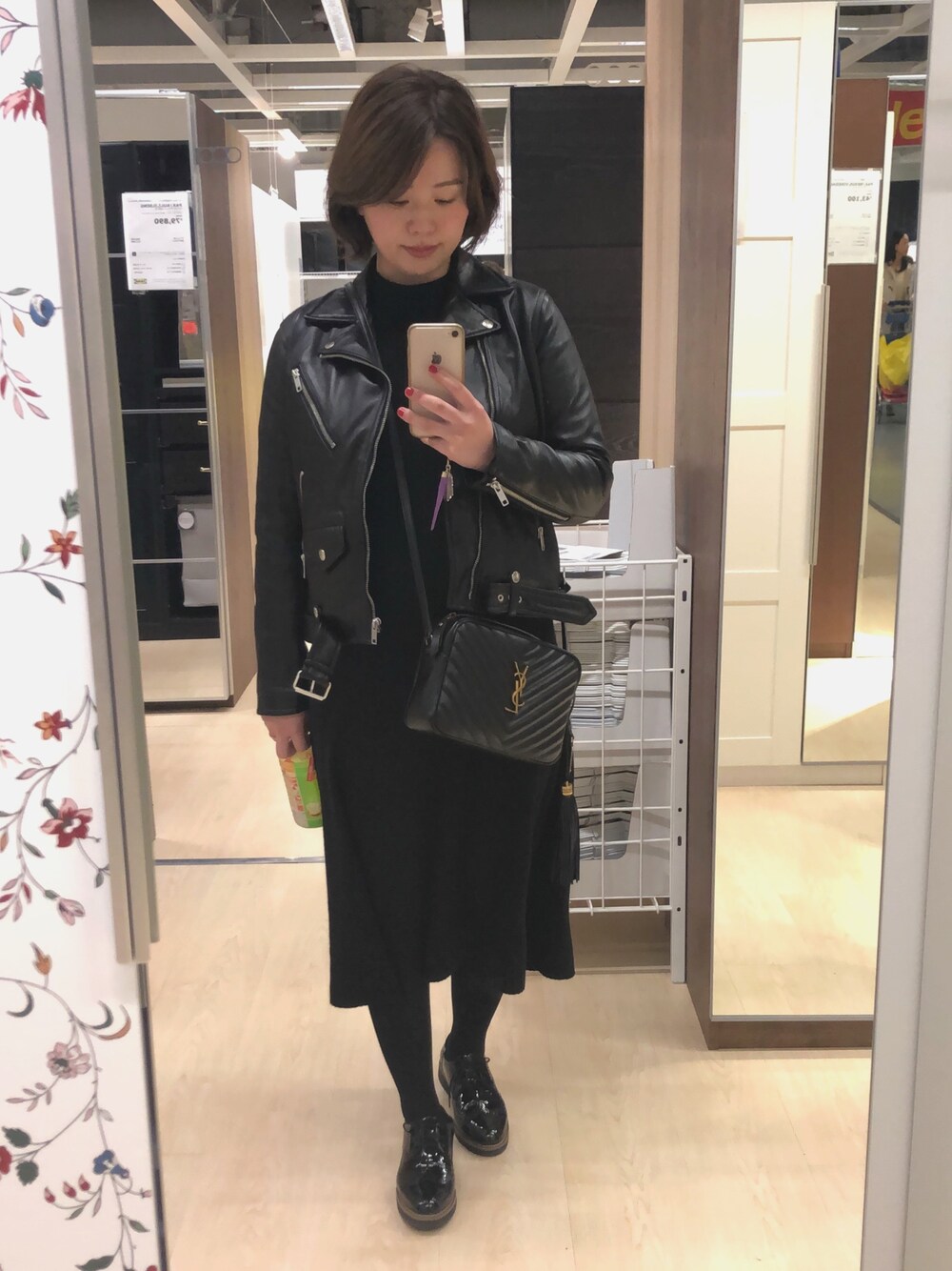 「2018マイベストコーデ、ライダース、オックスフォードシューズ、ニットワンピース、YVES SAINT LAURENT、オールブラック、マタニティ、マタニティコーデ、大人カジュアル、シンプルコーデ」｜「JOURNAL STANDARDのシープレザーライダースブルゾン#（ライダースジャケット、ブラック系）」を使った、chiさん（レディース・157cm）の冬コーディネートの1枚目の写真