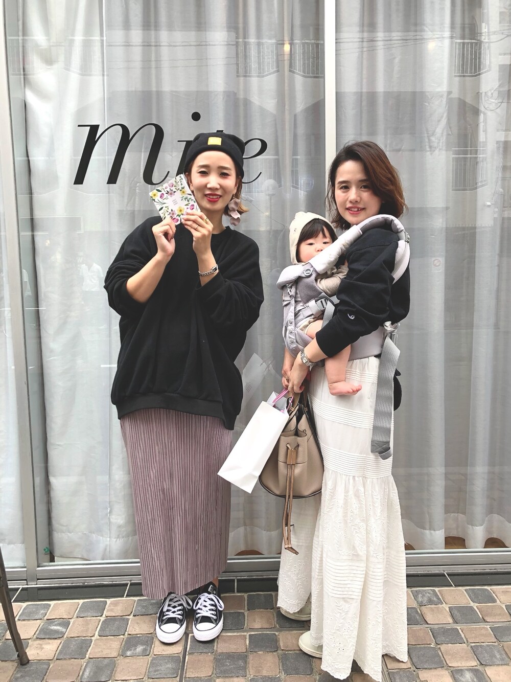 「SLOBE IENA、白スカート、IENA、mite、organic zoo、adidas、stan smith、Champion、LOEWE」｜「こども ビームスのorganic zoo / Salopette (新生児～6ヵ月)（ロンパース、ベージュ系）」を使った、chiさん（レディース・157cm）の秋コーディネートの1枚目の写真