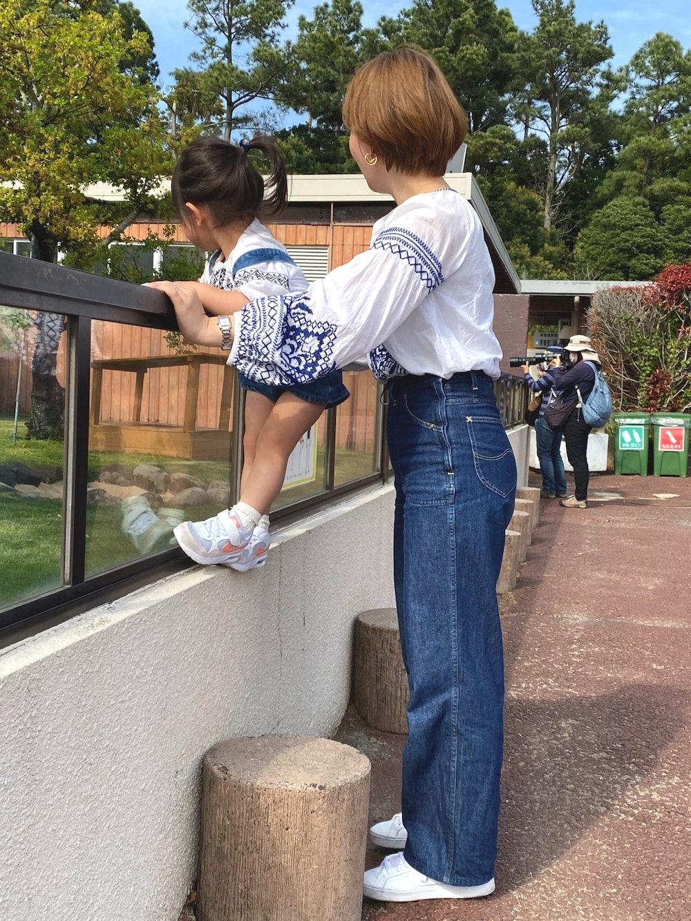 「ストリート、ママコーデ、ママファッション、親子コーデ、おやこーで。、親子でおそろい、ワイドパンツ、動物園、遠足、エンブロイダリー」｜「sara mallikaのsara mallika VOL EMB TOP (サラマリカ トップス)(2colors)(Women's)(ホワイト ベージュ)（シャツ/ブラウス、ホワイト系）」を使った、chiさん（レディース・157cm）の春コーディネートの1枚目の写真