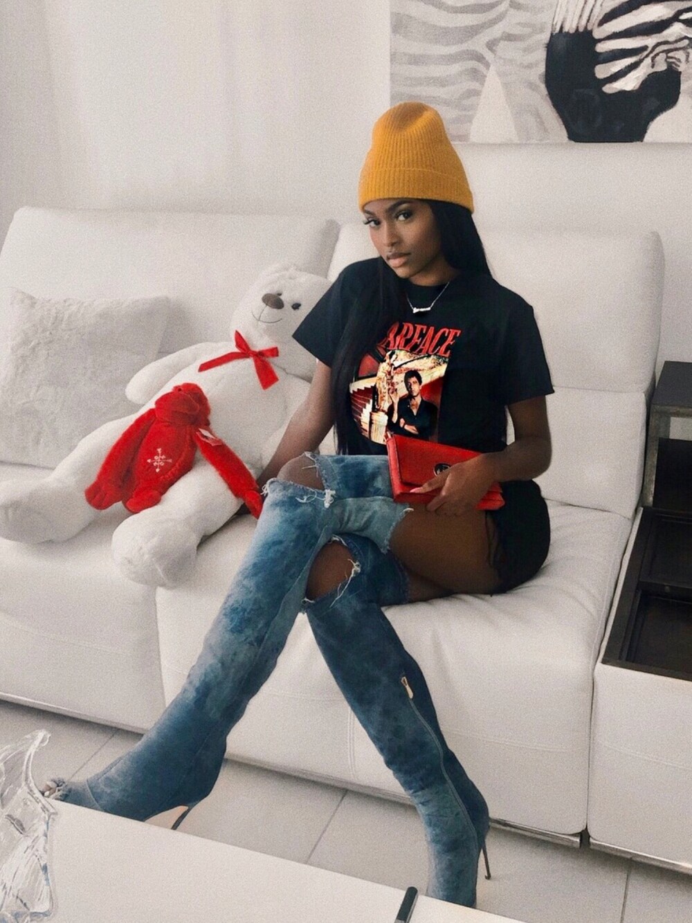 「beanie、boots、oversize、Tshirts、denim、clutchbag、red、streetstyle、winterstyle、nightout」｜「PACSUNのアイテム（Tシャツ/カットソー、ブラック系）」を使った、Savyさん（レディース・168cm）の冬コーディネートの1枚目の写真