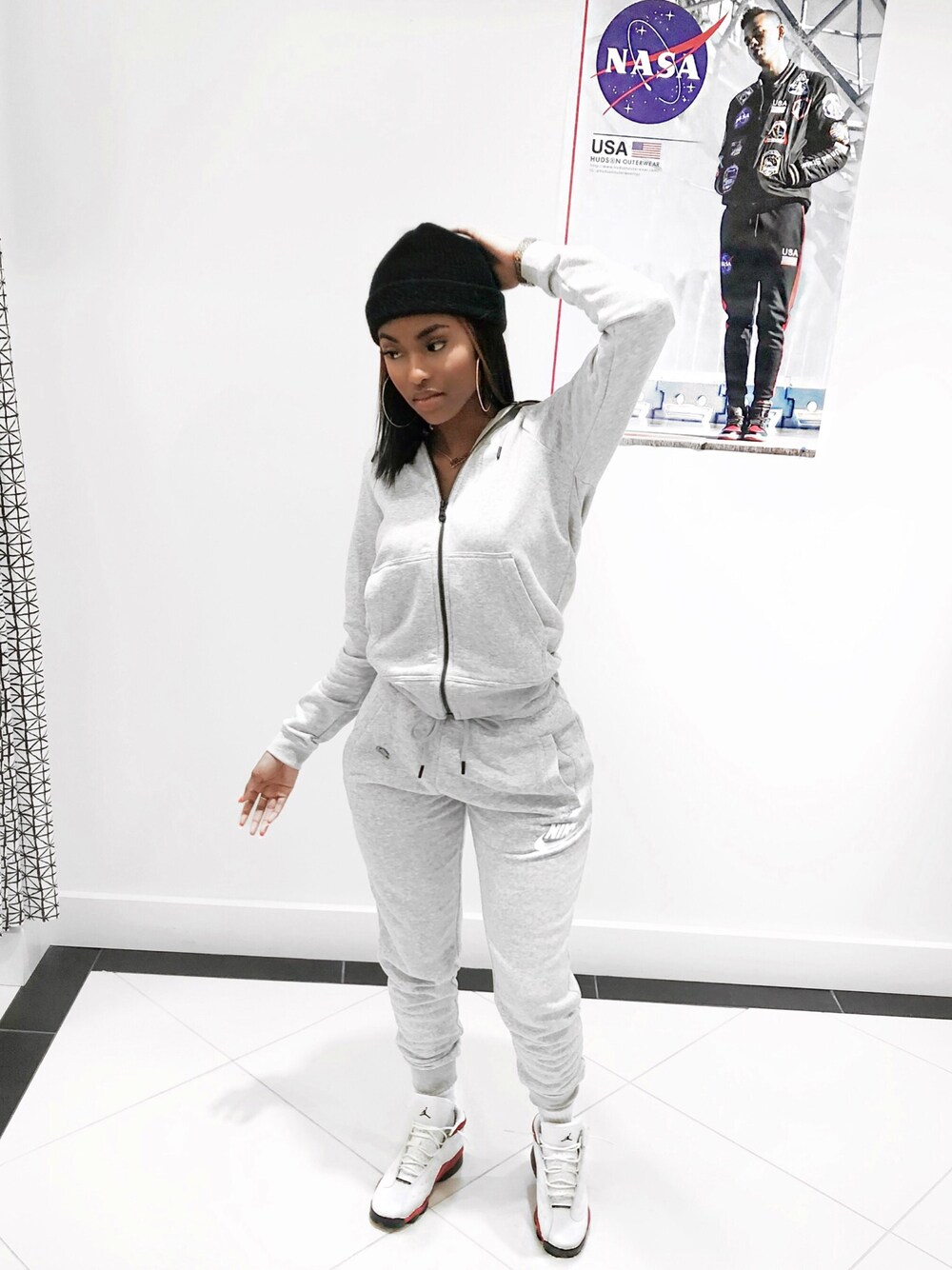 「summer、christmas、warm、girl、NIKE、AIR JORDAN、grey、fashion、beanie、Suit」｜「NIKEのアイテム（ジャケット/アウター、グレー系）」を使った、Savyさん（レディース・168cm）の冬コーディネートの1枚目の写真