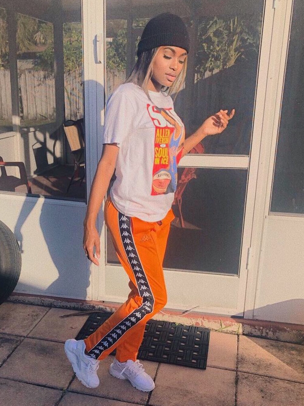 「fashion、fashion blogger、orange、NIKE、sneakers、sporty、beanie、summer、girl、kicks」｜「PACSUNのアイテム（Tシャツ/カットソー、ホワイト系）」を使った、Savyさん（レディース・168cm）の冬コーディネートの1枚目の写真