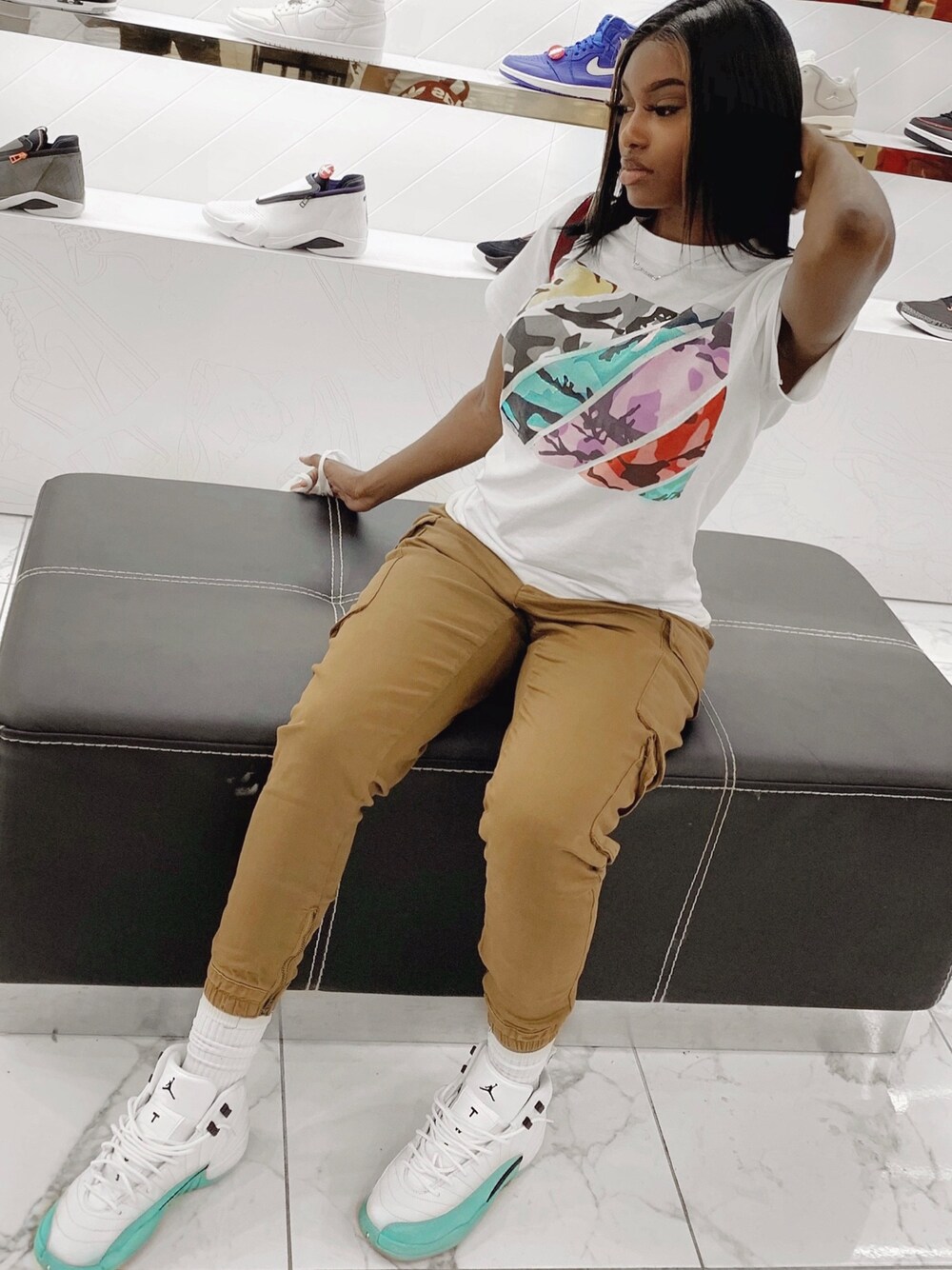 「summer、Jordan、sneakers、Tshirts、layering、TOMMY HILFIGER、FOREVER 21、fashion、girl、CARGO PANT」｜「FOREVER 21のアイテム（カーゴパンツ、ブラウン系）」を使った、Savyさん（レディース・170cm）の春コーディネートの1枚目の写真