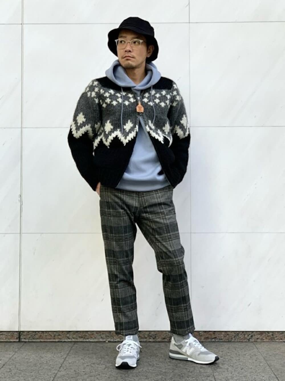 「New Balance、休日スタイル、チェックパンツ、カウチンセーター、ダンボール、パーカーコーデ、kanata、417 EDIFICE」｜「KANATAの◆【KANATA / カナタ】 417別注 JACKET（その他アウター、ブラック系）」を使った、フジタさん（メンズ・169cm）の秋コーディネートの1枚目の写真