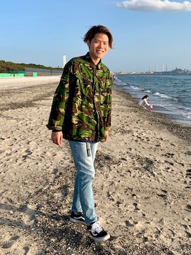 「海」｜「アイテム（ミリタリージャケット）」を使った、みっきーさん（メンズ・172cm）の秋コーディネート