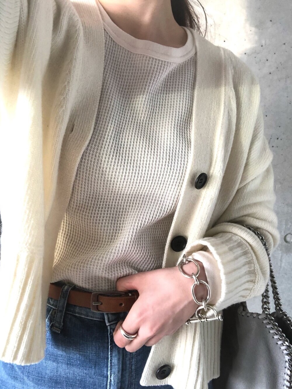 「カジュアル、大人カジュアル、デニム、サーマル、JEMORGAN、TOMORROWLAND、MACPHEE、UNIQLO、無印良品」｜「JEMORGANの【JE MORGAN】ジェーイーモーガン サーマル長袖ラグランクルーT（Tシャツ/カットソー、ホワイト系）」を使った、asaccoさん（レディース・155cm）の冬コーディネートの1枚目の写真