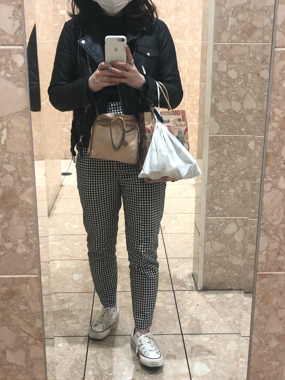 「春、カジュアル、スニーカー、ギンガムチェック、Demi-luxe BEAMS、Stella McCartney、ZARA、leminor、converse」｜「Le Minorの＜Le minor＞フライスボタンボートネックカットソー（Tシャツ/カットソー、ブラック系）」を使った、asaccoさん（レディース・155cm）の春コーディネートの1枚目の写真