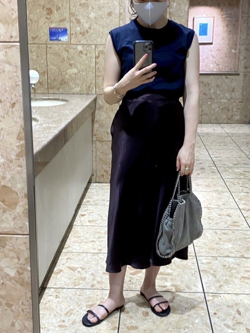 「大人カジュアル、大人コーデ、秋のコーデ、モノトーン、ステラマッカートニー、Demi-luxe BEAMS、TKEES、ポニーテール」｜「Demi-Luxe BEAMSのDemi-Luxe BEAMS / スムース ノースリーブプルオーバー（Tシャツ/カットソー、ブルー系）」を使った、asaccoさん（レディース・155cm）の夏コーディネートの1枚目の写真