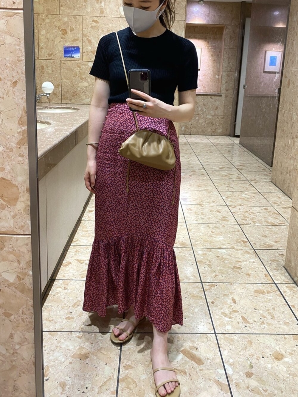 「夏コーデ、オトナカジュアル、低身長、ビーチサンダル、ballsey、TKEES、SOULEIADO、BOTTEGA VENETA、ポニーテール」｜「BALLSEYのマーセライズドコットンリブ クルーネックプルオーバー（ニット/セーター、ブラック系）」を使った、asaccoさん（レディース・155cm）の夏コーディネートの1枚目の写真