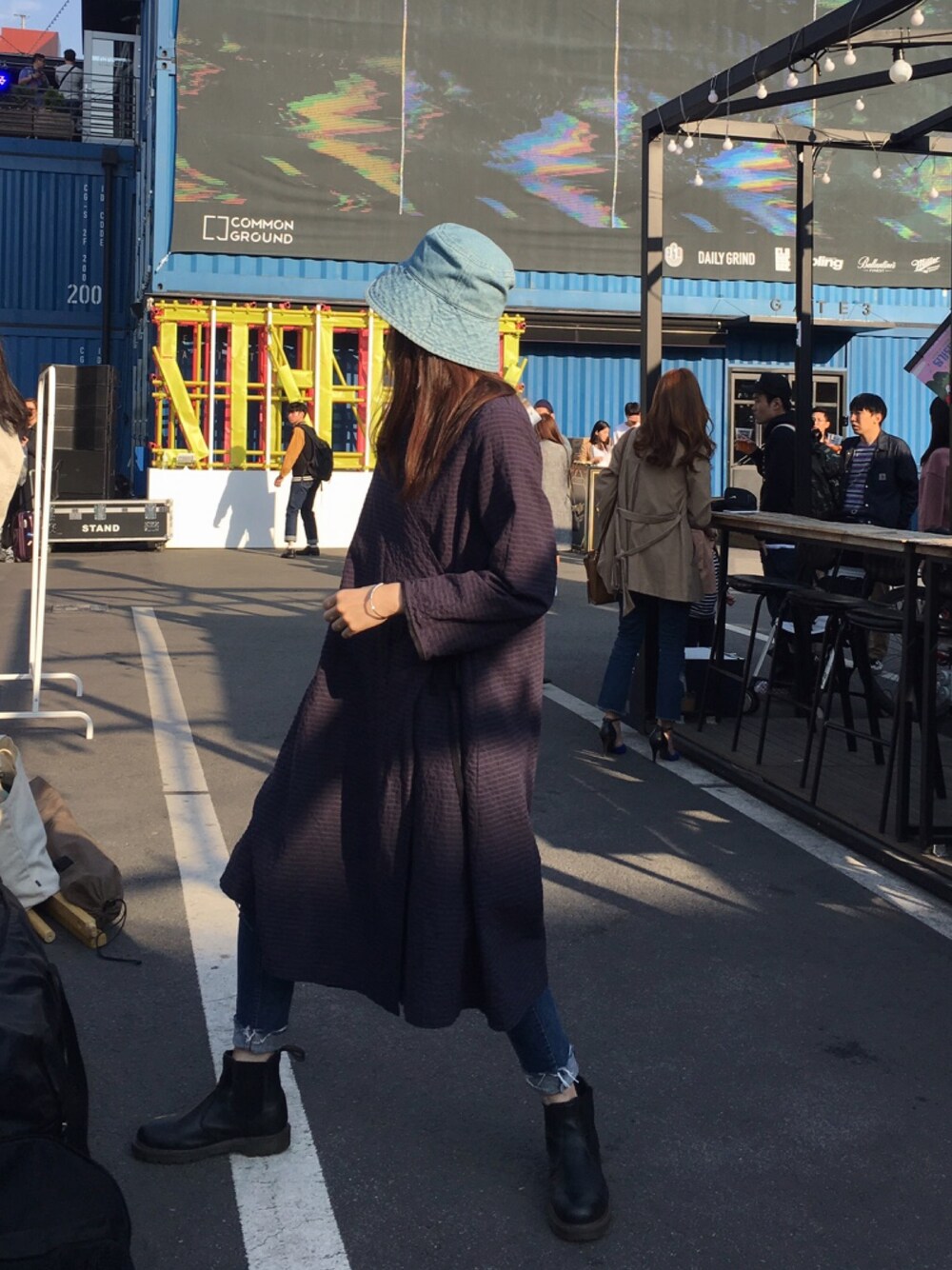 「ootd、denim、layering、navy、Dr.Martens、MUJI、cOMMON GROUND、bling、fleamarket」｜「MUJI Laboのアイテム（ハット、ブルー系）」を使った、SEO Jさん（レディース・166cm）の春コーディネートの1枚目の写真