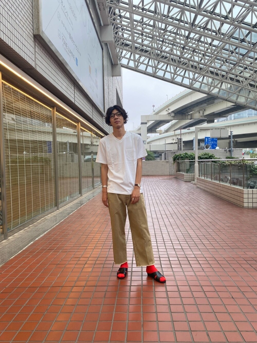 ホワイト系のTシャツ/カットソーを着用したメンズの夏コーディネートの1枚目の写真