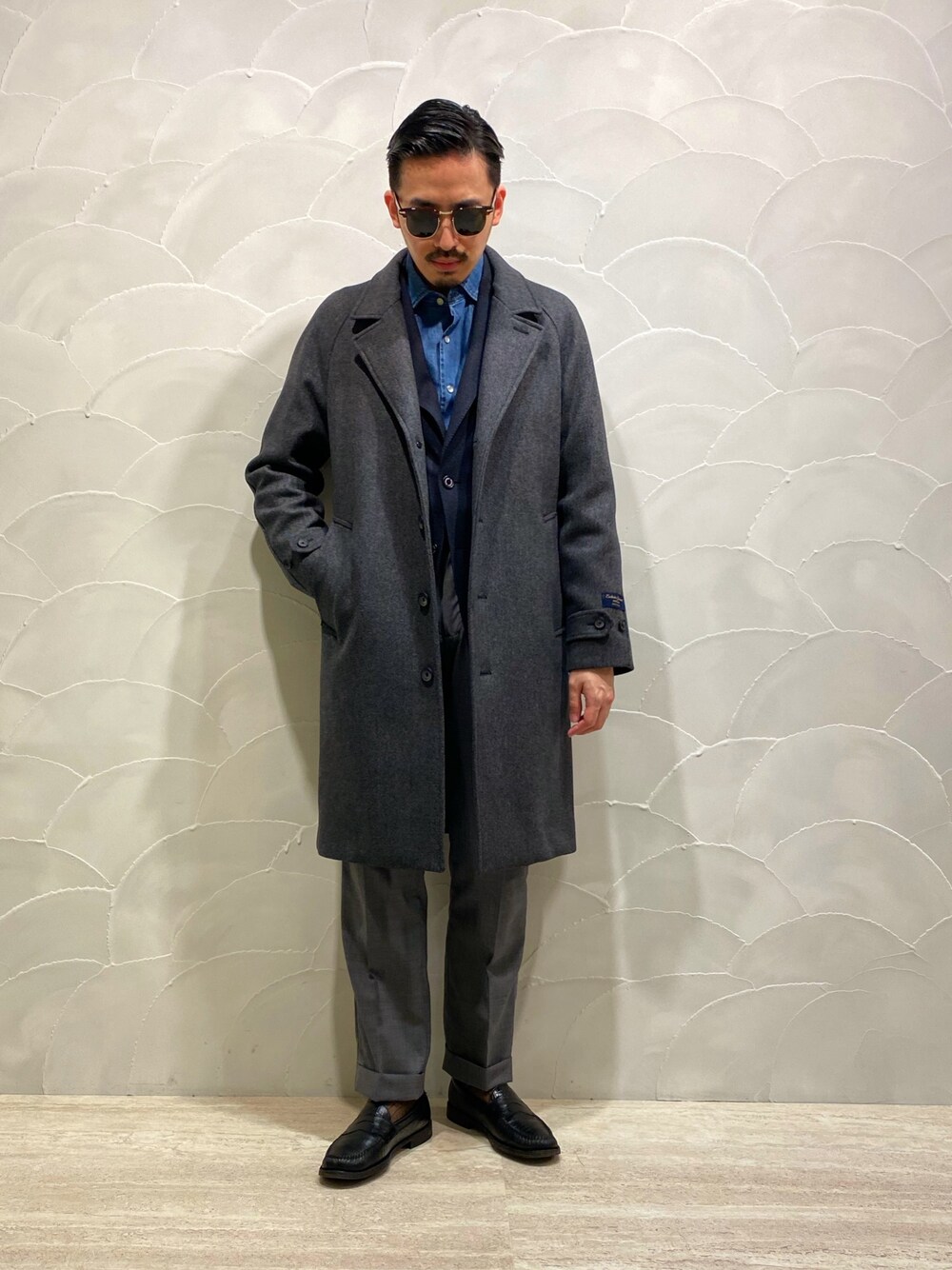「きれいめカジュアル、大人カジュアル、ロングコート、ootd、ナノユニバース、nano・universe、ジャケットスタイル、ジャケパン、冬コーデ、おしゃれさんと繋がりたい」｜「NANO universeのSUPER140'S メルトンシングルラグランコート（その他アウター、グレー系）」を使った、nano・universe ルミネ横浜 Mensさん（メンズ・170cm）の冬コーディネートの1枚目の写真