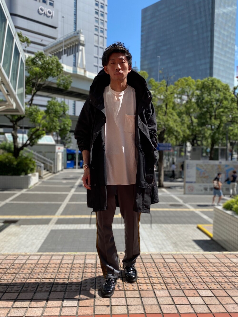 「カジュアルコーデ、オーバーサイズ、シンプル、オトナカジュアル、革靴、スノーパーカー、ミリタリーコート、ナノユニバース、nano・universe、お洒落さんとつながりたい」｜「NANO universeのスノーパーカー（モッズコート、ブラック系）」を使った、nano・universe ルミネ横浜 Mensさん（メンズ・170cm）の冬コーディネートの1枚目の写真