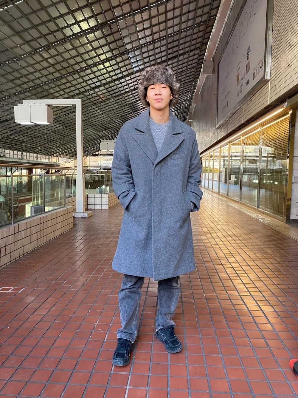 「冬コーデ、大人カジュアル、ダウンコート、MB、MBチルドレン、フライトキャップ、大人コーデ、スニーカー、きれいめスタイル、西川ダウン」｜「NANO universeの西川ダウン［VISION］MBスペシャル（ダウンジャケット/コート、グレー系）」を使った、nano・universe ルミネ横浜 Mensさん（メンズ・180cm）の冬コーディネートの1枚目の写真