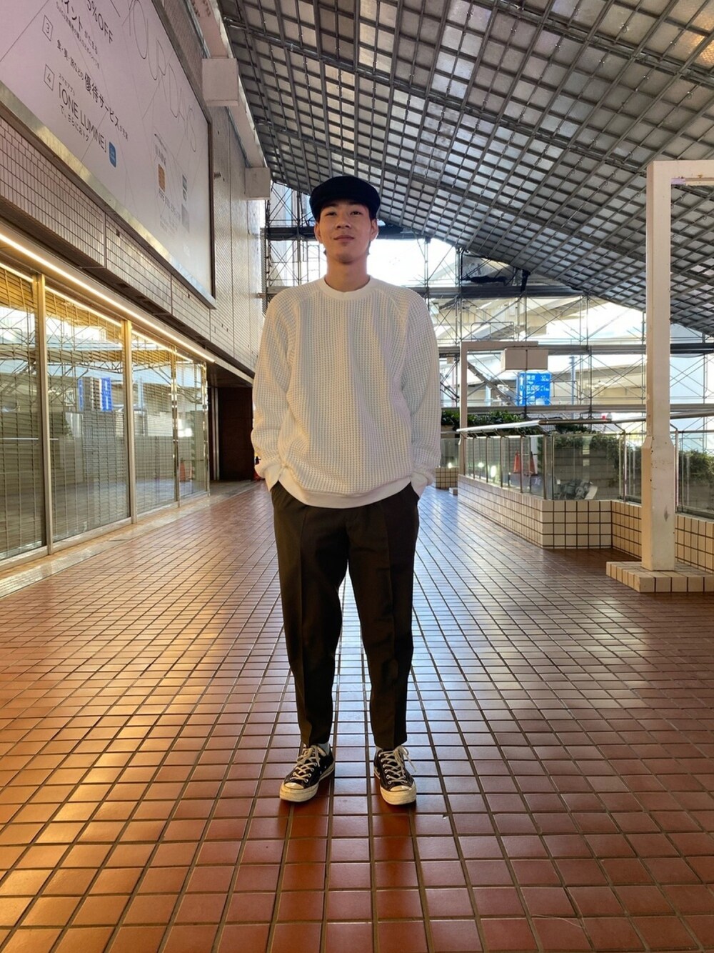 「春コーデ、スウェット、ワッフル編み、スラックス、スウェット×スラックス、スニーカー、シンプルコーデ、休日コーデ、オーバーサイズ、ナノユニバース」｜「NANO universeのオニワッフル ビッグスウェット（スウェット、ホワイト系）」を使った、nano・universe ルミネ横浜 Mensさん（メンズ・170cm）の冬コーディネートの1枚目の写真