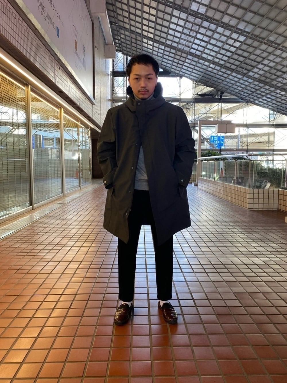 「マウンテンパーカー、ブラックコーデ、休日コーデ、シーズンレス、hotpia、ナノユニバース、ポンチ、冬コーデ、大人カジュアル、大人コーデ」｜「NANO universeの《スマホで温度調整可能》MC HOTOPIA ロングマウンテンパーカー（マウンテンパーカー、ブラック系）」を使った、nano・universe ルミネ横浜 Mensさん（メンズ・170cm）の冬コーディネートの1枚目の写真