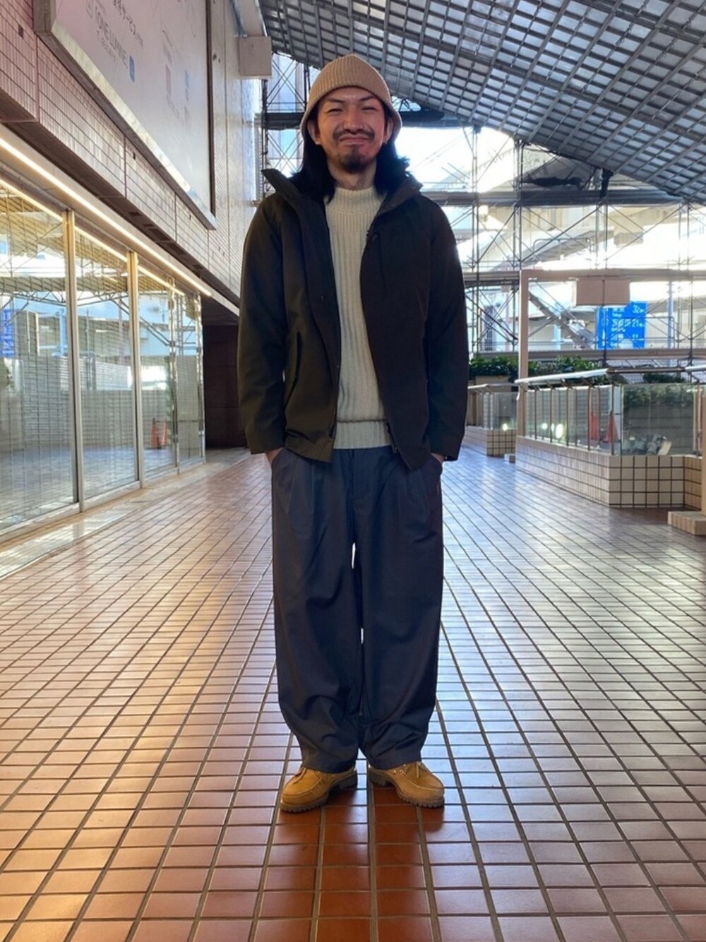「春コーデ、HOTOPIA、アースカラー、ナノユニバース、大人カジュアル、ワイドパンツ、ルーズシルエット、ショートモッズ、カジュアルコーデ、休日コーデ」｜「NANO universeの《スマホで温度調整可能》MC HOTOPIA ショートモッズコート（モッズコート、グリーン系）」を使った、nano・universe ルミネ横浜 Mensさん（メンズ・170cm）の冬コーディネートの1枚目の写真