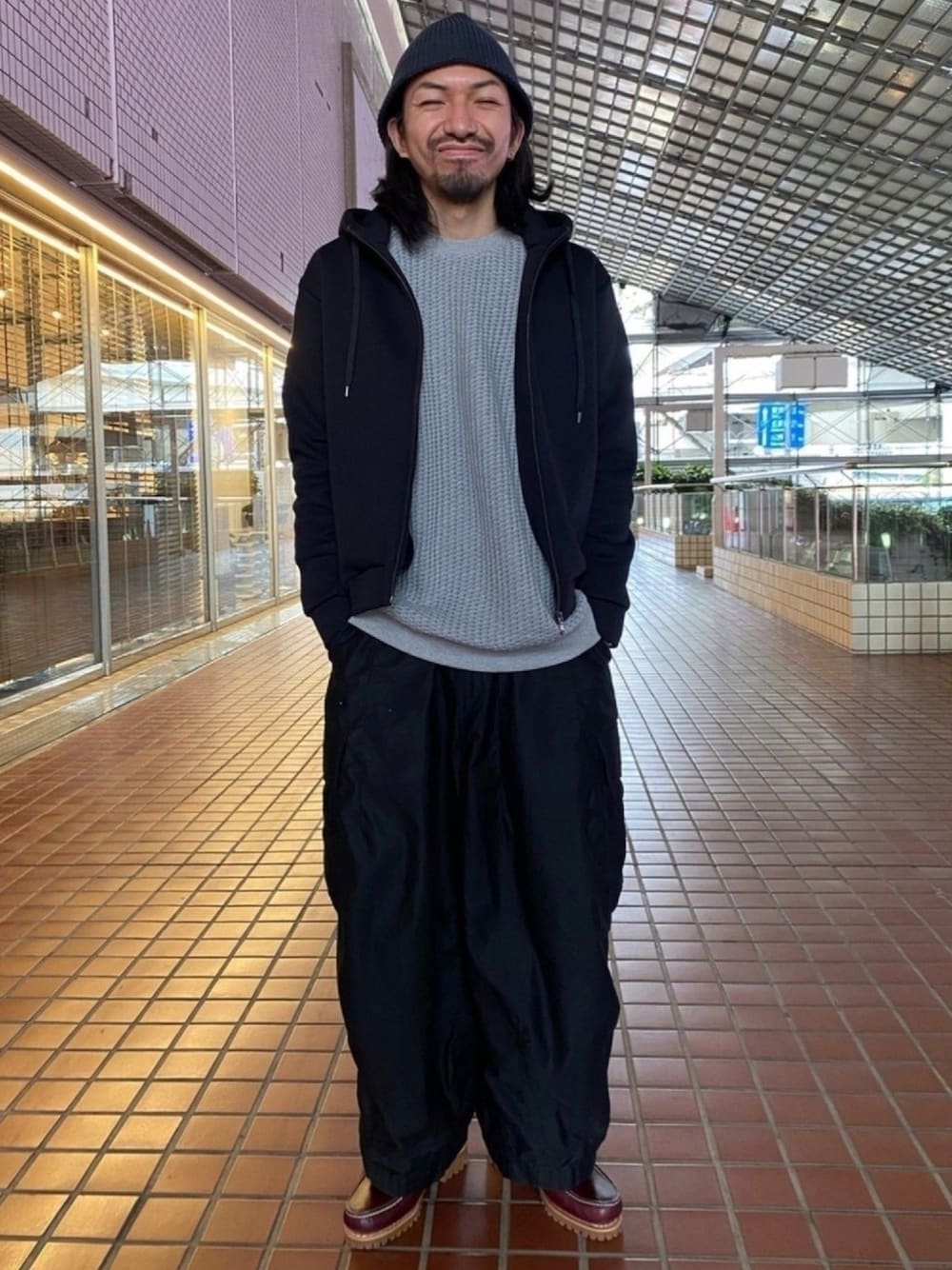 「ナノユニバース、ナノユニバース(nano･universe)、nano・universe、パーカー、スウェット、ワイドパンツ、革靴、カジュアル、ゆったりコーデ、バケットハット」｜「NANO universeのLight impact jersey ジップフーディー（パーカー、ブラック系）」を使った、nano・universe ルミネ横浜 Mensさん（メンズ・174cm）の冬コーディネートの1枚目の写真