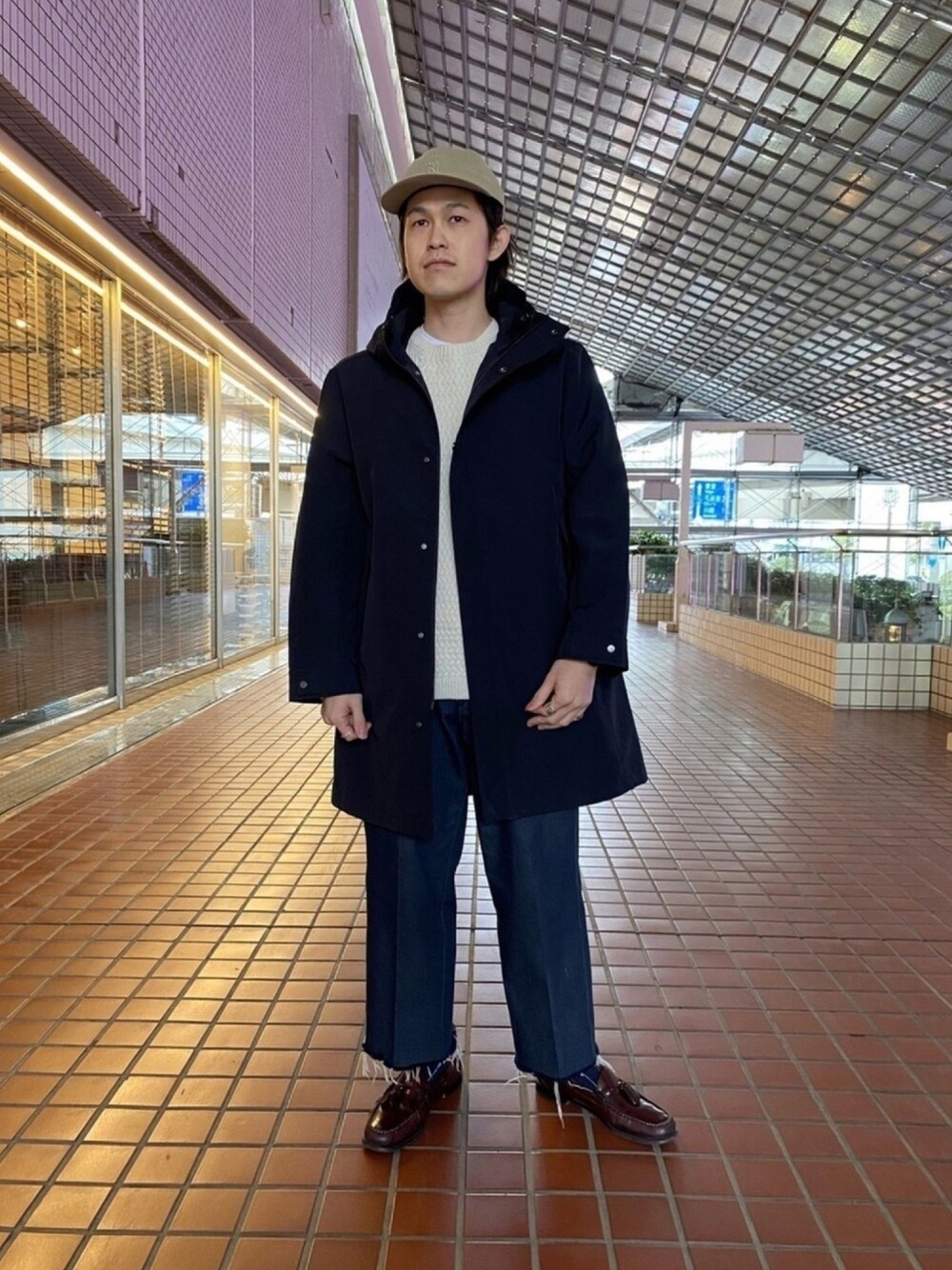 「ナノユニバース、ナノユニバース(nano･universe)、nano・universe、コート、マウンテンパーカー、白ニット、キャップ、シンプル、カジュアル、HOTOPIA」｜「NANO universeのタフフィッシャーマンニット（ニット/セーター、ホワイト系）」を使った、nano・universe ルミネ横浜 Mensさん（メンズ・170cm）の冬コーディネートの1枚目の写真