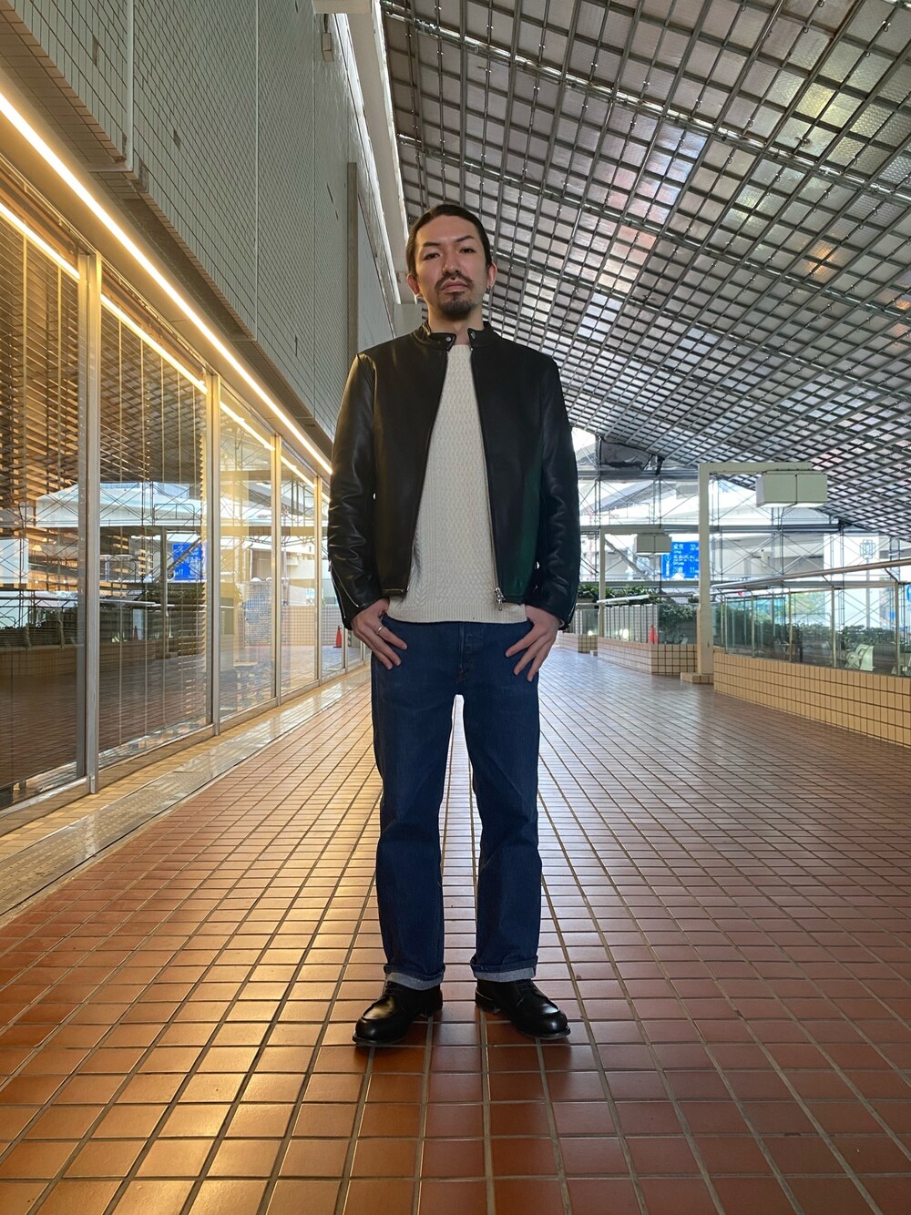 「シンプルコーデ、ライダース、デニム、白ニット、オトナカジュアル、ナノユニバース、休日コーデ、春コーデ、レザー、Uチップ」｜「NANO universeのタフフィッシャーマンニット（ニット/セーター、ホワイト系）」を使った、nano・universe ルミネ横浜 Mensさん（メンズ・170cm）の冬コーディネートの1枚目の写真