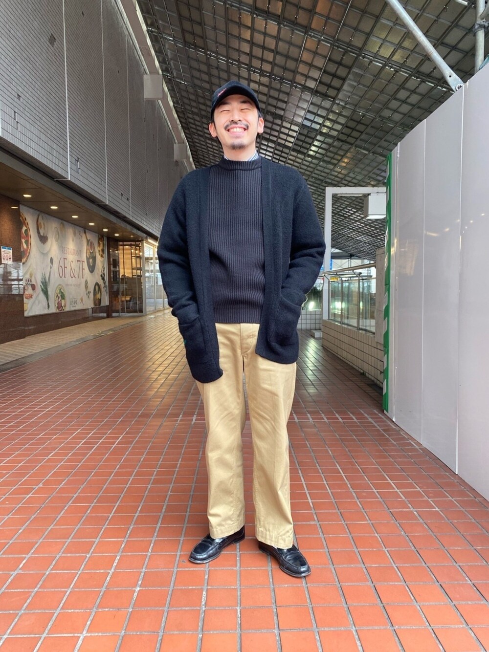 「カーディガン、畔編みニット、チノパン、ローファー、ナノユニバース、綺麗目カジュアル、ラフ、大人カジュアル、春コーデ、アースカラー」｜「NANO universeのベーシック畔ニット（ニット/セーター、ブラック系）」を使った、nano・universe ルミネ横浜 Mensさん（メンズ・170cm）の冬コーディネートの1枚目の写真