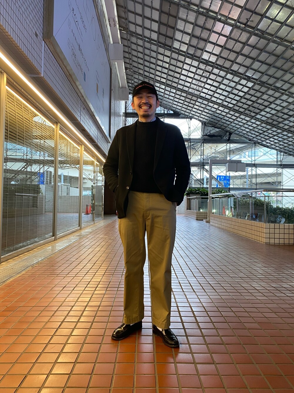 「ジャケットスタイル、ジャケット、チノパンツ、ローファー、ツートーン、ナノユニバース、春コーデ、オトナカジュアル、シンプル、ニット」｜「NANO universeのベーシック畔ニット（ニット/セーター、ブラック系）」を使った、nano・universe ルミネ横浜 Mensさん（メンズ・170cm）の冬コーディネートの1枚目の写真
