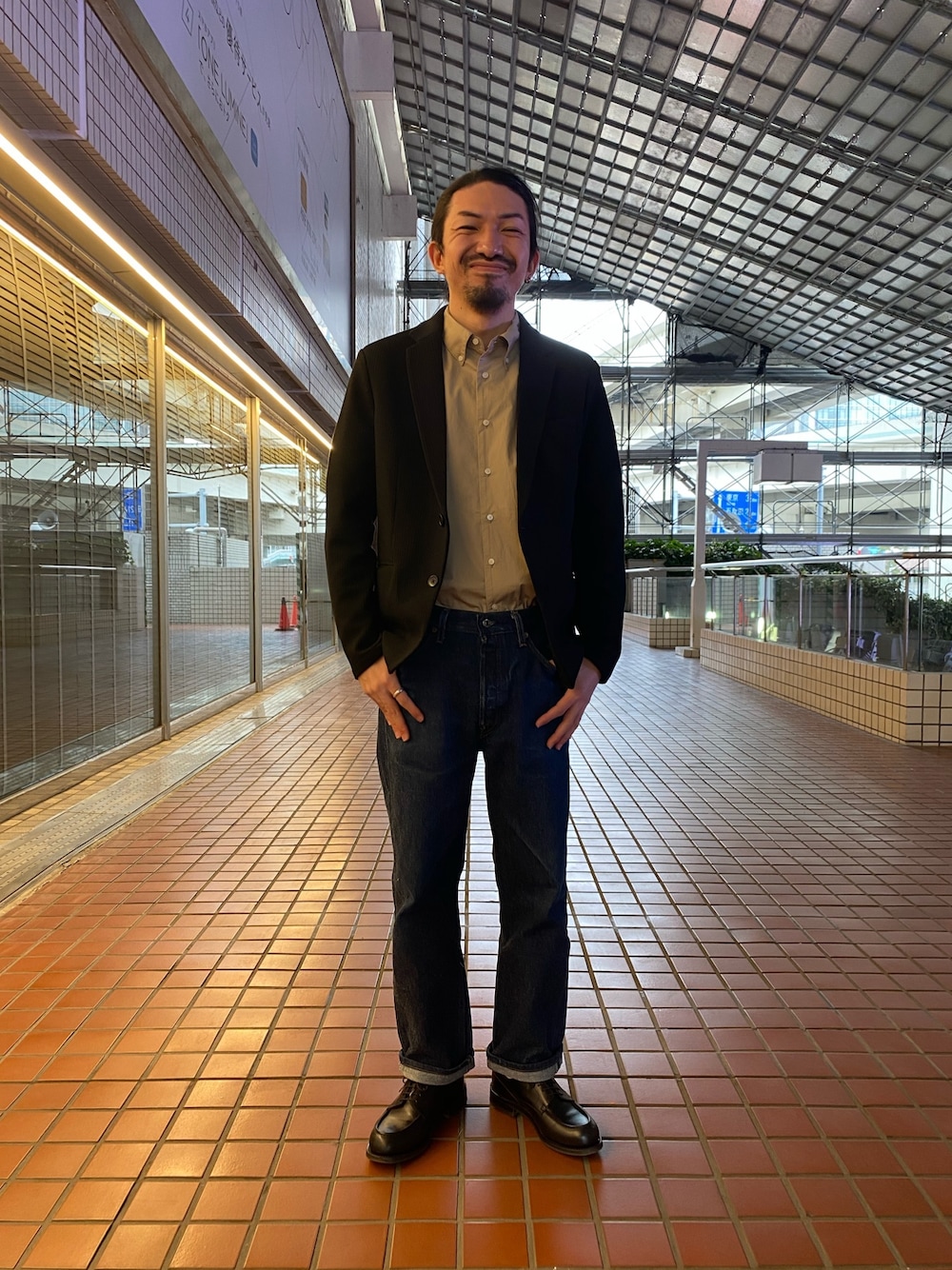 ベージュ系のシャツ/ブラウス、ブラック系のテーラードジャケットを着用したメンズの冬コーディネートの1枚目の写真