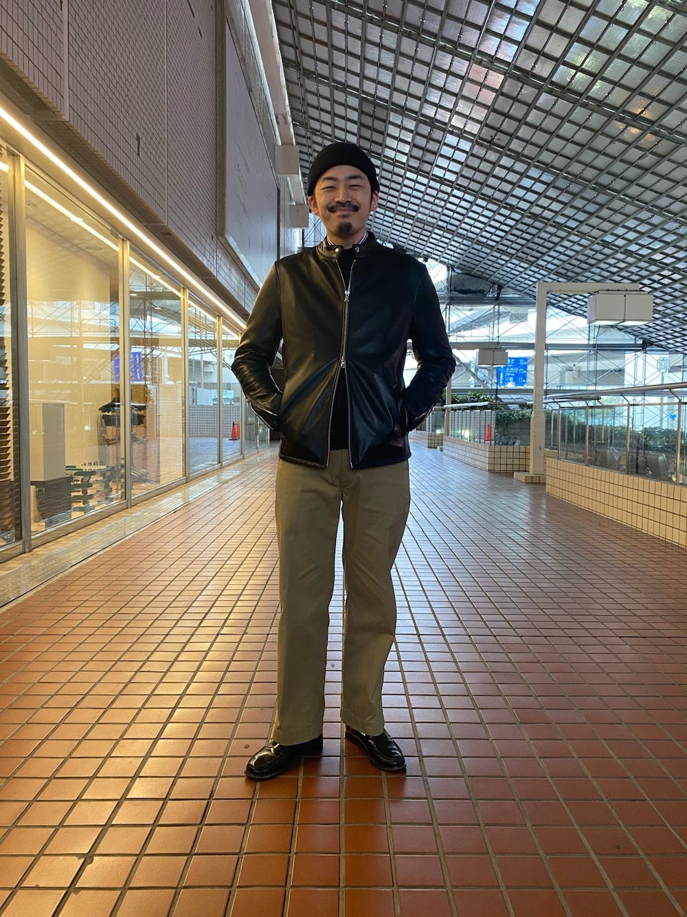 「シングルライダース、レザー、ブラック、ニット、チノパンツ、きれいめカジュアル、ローファー、オトナカジュアル、休日コーデ、ナノユニバース」｜「NANO universeのベーシック畔ニット（ニット/セーター、ブラック系）」を使った、nano・universe ルミネ横浜 Mensさん（メンズ・170cm）の冬コーディネートの1枚目の写真