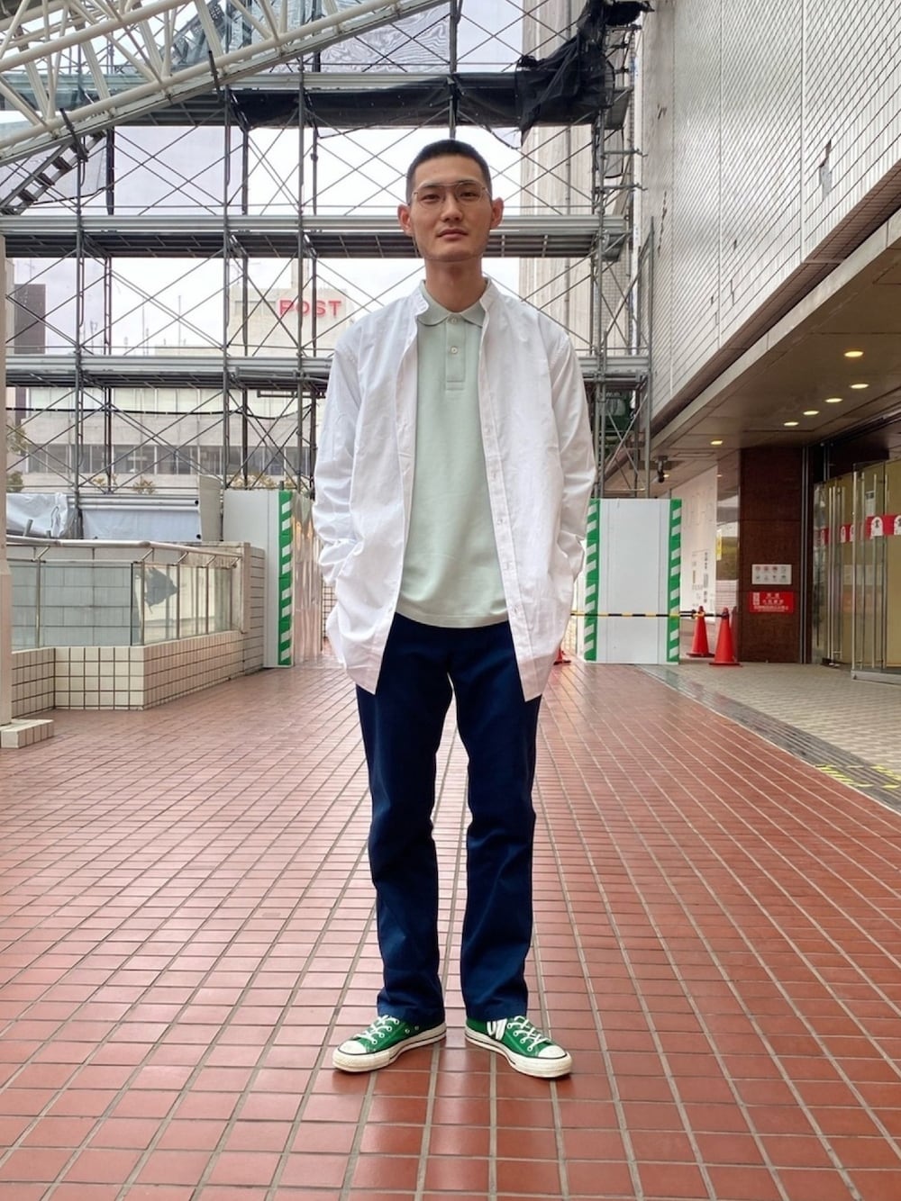「ナノユニバース、ナノユニバース(nano･universe)、nano・universe、白シャツ、ポロシャツ、パステルカラー、コンバース、春コーデ、カジュアル、オーバーサイズ」｜「NANO universeのリラックス　バンドカラーロングシャツ（シャツ/ブラウス、ホワイト系）」を使った、nano・universe ルミネ横浜 Mensさん（メンズ・176cm）の冬コーディネートの1枚目の写真