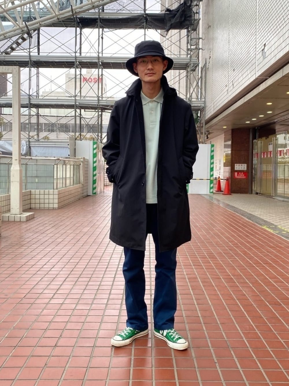 「ナノユニバース、ナノユニバース(nano･universe)、nano・universe、コート、バケットハット、ポロシャツ、ミントグリーン、カジュアル、黒コート、春コーデ」｜「NANO universeの7DAYS COATフード脱着ステンコート（ステンカラーコート、ブラック系）」を使った、nano・universe ルミネ横浜 Mensさん（メンズ・176cm）の冬コーディネートの1枚目の写真