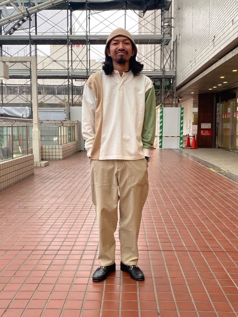 「カジュアル、シンプル、アースカラー、ナノユニバース、nano・universe、ファティーグパンツ、ゆったりコーデ、バケットハット、ラガーシャツ、ナノユニバース(nano･universe)」｜「NANO universeのクレイジーバンドラガーシャツ（シャツ/ブラウス、その他）」を使った、nano・universe ルミネ横浜 Mensさん（メンズ・170cm）の冬コーディネートの1枚目の写真