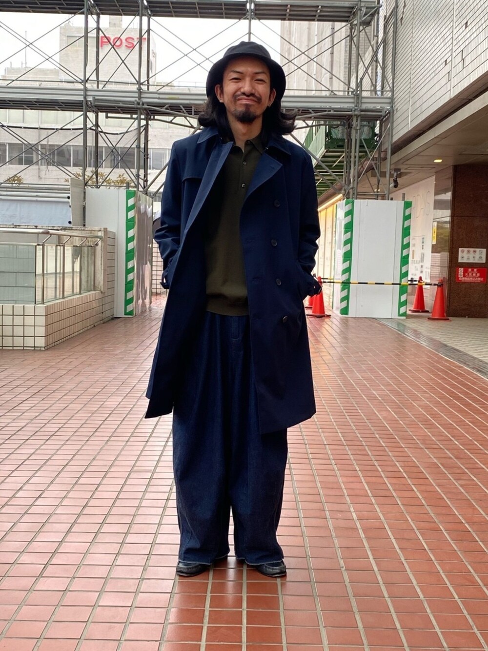「トレンチコート、ネイビー、ワイドパンツ、ナノユニバース、nano・universe、きれいめカジュアル、ゆったりコーデ、ニットポロ、バケットハット、ナノユニバース(nano･universe)」｜「NANO universeの7DAYS COATダブルトレンチコート（トレンチコート、ブルー系）」を使った、nano・universe ルミネ横浜 Mensさん（メンズ・170cm）の冬コーディネートの1枚目の写真