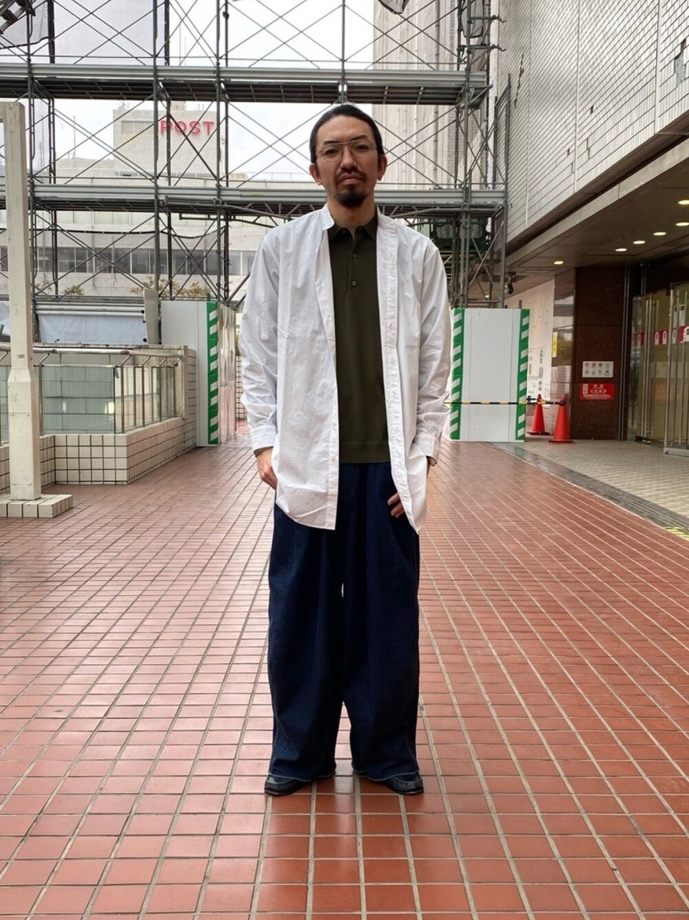 「カジュアル、シンプル、ロングシャツ、ワイドパンツ、ナノユニバース、nano・universe、春コーデ、ゆったりコーデ、ニットポロ、ナノユニバース(nano･universe)」｜「NANO universeのリラックス　バンドカラーロングシャツ（シャツ/ブラウス、ホワイト系）」を使った、nano・universe ルミネ横浜 Mensさん（メンズ・170cm）の冬コーディネートの1枚目の写真